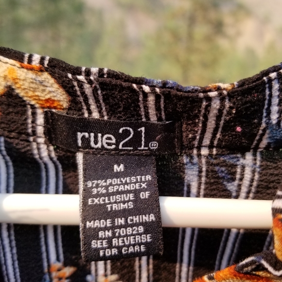 Short, Classy Dress - Picture 4 of 7